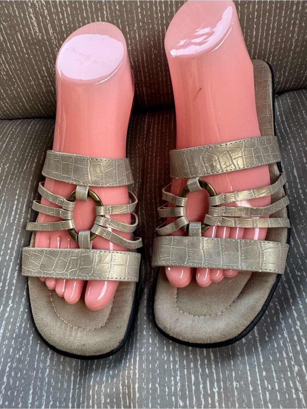 Easy Street Sz 8 Metallic Gold Strappy Slide Sandals VGUC 😊😊
